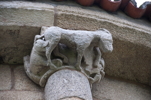 Capitel con cabra y perros del ábside de la iglesia de Ferreira do Panton